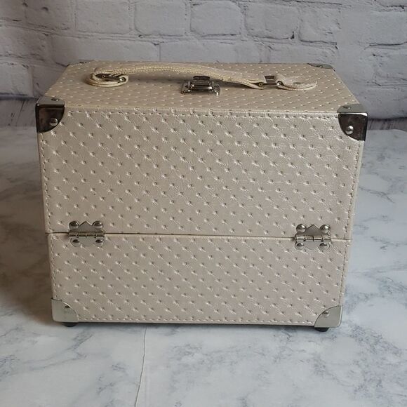 MakeUp Case with Eyeshadow & Brushes - Picture 2 of 9